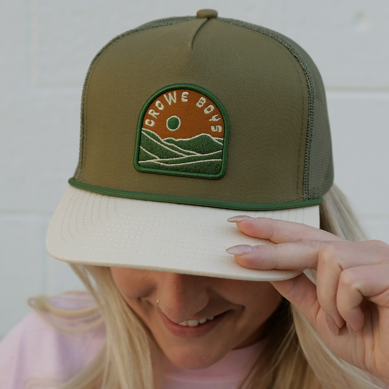 model wearing the olive green desert dunes hat